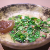 両忘 - 椎茸、きくらげ、のびる他いろいろ野菜を味わい深く淡いスープで仕上げて。