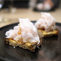 両忘 - ラルド（豚の背脂）にキンカンの水煮、それを全粒粉のパンに乗せて。