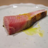 両忘 - ブリの炭火焼。皮は炭でちょっぴり焦がして香りたっぷり、身はすこぶるレアで。