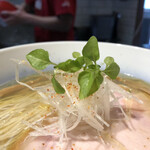 ラーメン屋 トイ・ボックス - 白髪ネギに独自ブレンドの一味