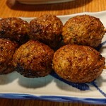 Tori Kichi - つくね カレー風味 焼く前の見た目は、細かい緑の葉っぱが混ざった練り物です。サイズは、一口だとわんぱく食いになるので要注意！