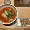 よってこや - 赤辛ラーメン(740円)＋よってこ餃子(270円）