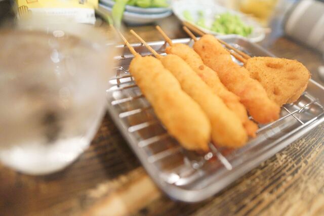 1人で行っても楽しいカウンター串揚げ屋さん : 串カツ酒場 青春の光の写真