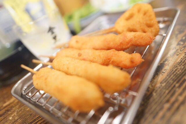 1人で行っても楽しいカウンター串揚げ屋さん : 串カツ酒場 青春の光の写真