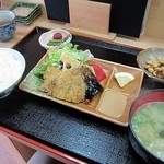 季節料理 藤原 - 日替り定食490円、メインにご飯にお味噌汁、小鉢は大豆の五目煮ですよ