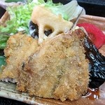 季節料理 藤原 - 日替り定食490円、メインのイワシフライに茄子とレンコンの天ぷら