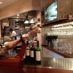 ラシェット M - 大きなカウンターの内側はオープンキッチン