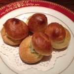 ラシェット M - アミューズのプチシューの中には空豆のペースト