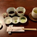 Mukoujima Shichifuku Suzume No Oyado - 右: 味噌を大根おろし汁に溶いた“江戸つゆ”、左: かえしを使った蕎麦ツユ、手前: 薬味三種