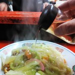 新ちゃん - かたい焼そば　酢をたっぷり