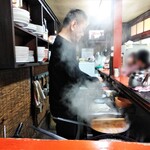 新ちゃん - 店内　ぎょうざ焼いてます