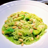 ビストロ ハマイフ - ジェノベーゼパスタ。アボガドと松の実の風味をプラスしながらキレッキレの「味の速さ」が冴えてるパスタ。絶品。