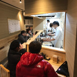 箱崎 井のかわず - 店内をパシャ
      カウンターのみの席