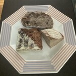 ブーランジェリー タテル ヨシノ プリュス - 上から時計回りに、栗と洋梨とくるみのカンパーニュ、カンパーニュ、ホワイトデーラスク