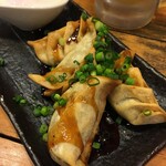 餃子専門丸虎 - 揚げ餃子照り焼きソースと半熟卵