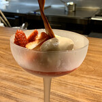 リョウリヤ ステファン パンテル - ⑥ フランボワーズのコンポート、ピスタチオのビスキュイ、
      生苺、バルサミコシャーベット