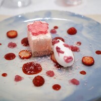 フランス料理 タンモア - 桜、苺、酒粕のガトー、杏仁のソルベ