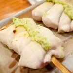 とり喜 - ササミをさび焼きで、伊達赤鶏と名古屋コーチン食べ比べ　フワッと柔らかく程よい赤鶏に対して、ギュッと歯応えのあるコーチン。この後腿も食べ比べましたが、写真がないです(´;ω;｀)