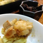 ふくろう - ホルモン醬のホルモンをピックアップ、右上の豆板醤をつけても美味い