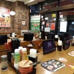 Sukiya - カウンター席からの出入口方向の店内