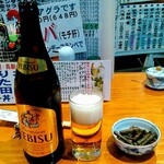 Torishin - 瓶ビール　エビスビール　中瓶　550円　お通しはゴボウの甘辛煮かな