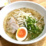 麺謹製3L's - 特にこだわってないしょうゆらーめん（たまごトッピング）