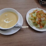 モイズキッチン - サラダとコーンスープ