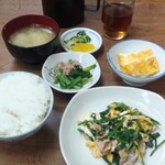 和田食堂 - にら玉豚炒めに、ごはん、味噌汁、漬物、おひたし、厚焼き玉子にアフターコーヒーが付いています。 入店時、お茶は「熱い茶」と「冷茶」を聞いてくださいます。 さりげなく、感じの良い店です。