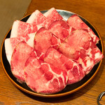 Monzembekkan - 追加肉の牛タンとコウネです（╹◡╹）♡
                        コウネは広島では馴染み深いメニューで牛の前脚の脇辺りの1頭から2㎏しか取れない希少部位です。コリコリ食感が特徴の私が大好きなお肉です❣️(o^^o)
                        