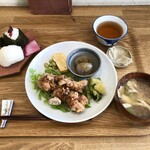 暮らしのいろいろ ていねいに、 - ippo定食：鶏の唐揚げ　ねぎソース/おむすび、副菜（じゃがいものサブジ、玉こんにゃくのふきのとう味噌のせ、玉子焼き・浸し豆、舞茸の味噌汁・漬物）