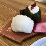 暮らしのいろいろ ていねいに、 - ippo定食：鶏の唐揚げ　ねぎソース/おむすび、副菜（じゃがいものサブジ、玉こんにゃくのふきのとう味噌のせ、玉子焼き・浸し豆、舞茸の味噌汁・漬物）