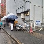 ラーメン二郎 - 10時50分到着で裏の駐車場まで行列が～