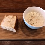 ビストロ ルミエル - ランチ1300円のパンとスープ