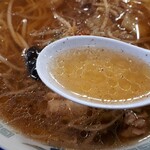ラーメン 横浜龍麺 - スープは薄め