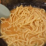 横浜家系ラーメン 風神家 - ニンニクと辛味を入れました。やや赤いスープになりました！