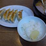 華小屋 - 100円で餃子とライスはお得！
