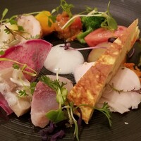 ラ セッテ 広瀬北町本店 - Antipasto
                    ラ・セッテ前菜盛り合わせ
                    ラタトゥイユ、ブロッコリー、フレッシュトマト、キッシュ&自家製鶏ハム、鯵のマリネ、コッパ、豚肉のパテ&マスタード添え、鶏パテの鶏肉巻きのローストなど