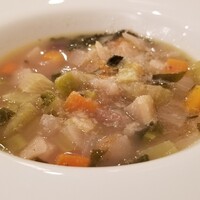 ラ セッテ 広瀬北町本店 - ⑯野菜と豆たっぷりの温かいスープ
                      7mm角くらいの野菜(蕪&人参&小松菜)と金時豆のブイヨンになるのかな？
                      優しい味わい、多種類の野菜が穏やかなハーモニーを奏でます