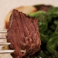 ラ セッテ 広瀬北町本店 - ⑱黒毛和牛頬肉の赤ワイン煮込み(+300円)
                    お肉がとっても軟らかい。(人´∀`)♪
                    しっかりめな味付けだけど濃すぎず優しいのが◯
                    赤ワイン煮込みのソースを付けると更に◎