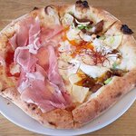 生ハムをのせたマルゲリータ＆焼き豚と卵とたけのこ（ハーフ＆ハーフ）（2020.2）