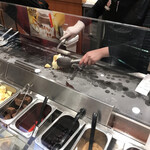 コールド・ストーン・クリーマリー - お姉さんが混ぜ混ぜ