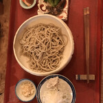 Oni Waka - ランチのシンプルな蕎麦。手打ち蕎麦に対する店主の真面目な姿勢が窺える一杯です。