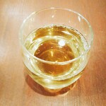 立ち呑み部 すきま - 緑茶梅酒のソーダ割り リアルゴールド的な味