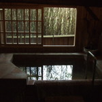 山しのぶ - 五右衛門風呂だった所は改装で、ヒノキ風呂に成っていました。（湯船2箇所）