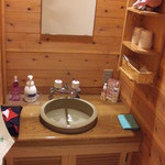 山しのぶ - お部屋の洗面台…木作りが温かみを感じます。