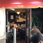 欧風カレー ボンディ - 待合席から店内を眺める