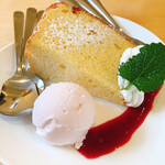 トラットリア サッチ - 本日のケーキ甘酒のシフォンケーキ&さくらジェラート