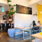 トラットリア サッチ - 明るく素敵な店内