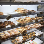 たま木亭 - 並んでるパン