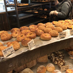たま木亭 - 並んでるパン